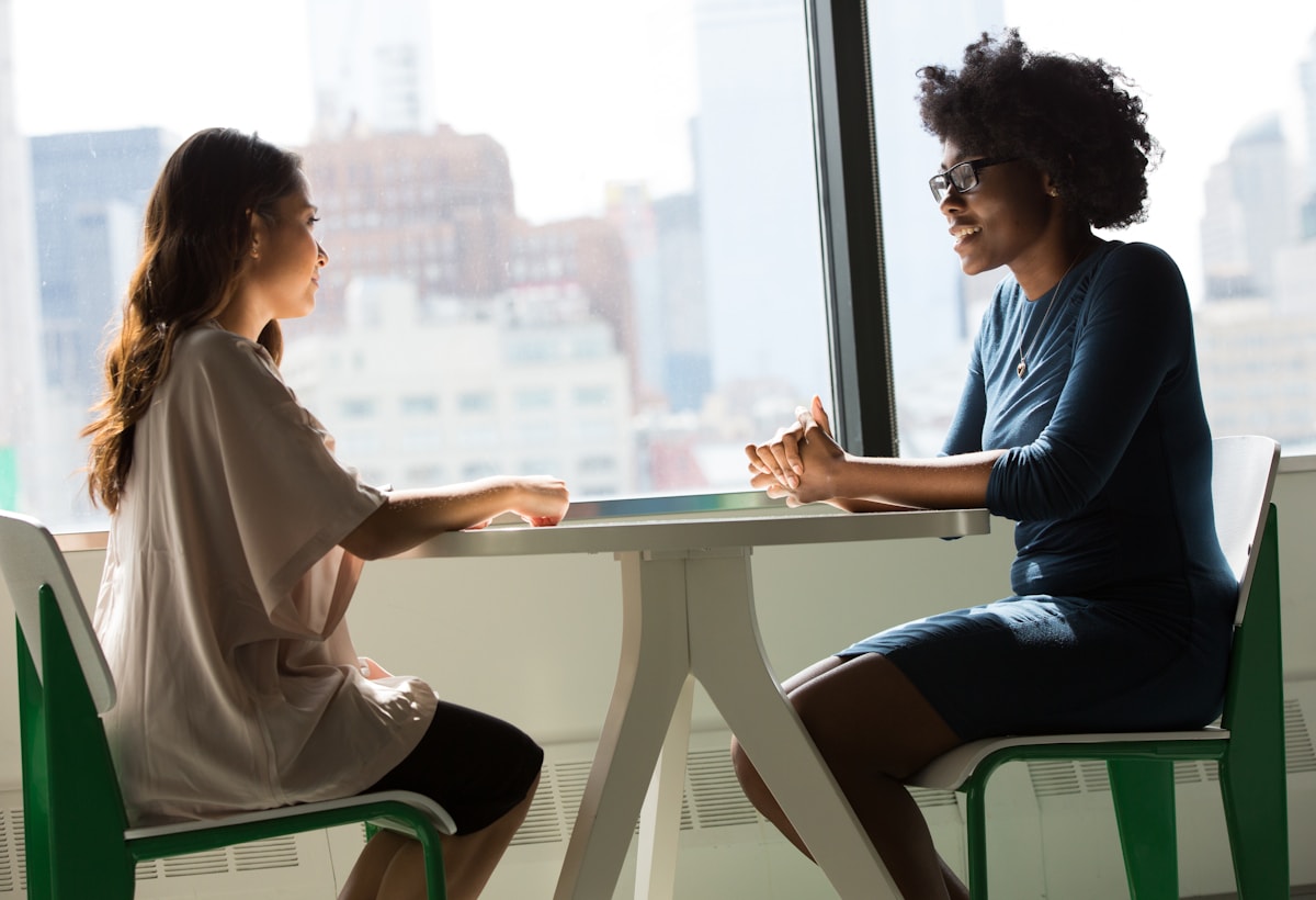 équipe dans un bureau moderne
